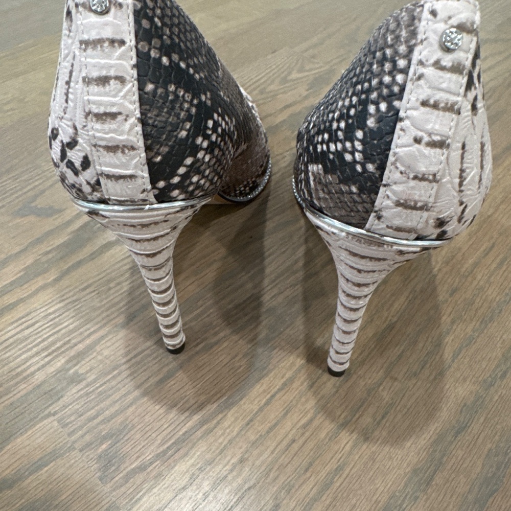 BCBGeneration Harleigh Pointy Toe Pumps Snake Print Size 9 - Picture 6 of 6